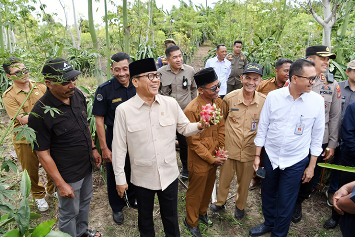 ComfyUI-upscaled_00011_ (1) Menteri Desa dan Pembangunan Daerah Tertinggal (Mendes PDT) Yandri Susanto desa buah naga lenyek