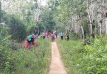 Warga RT 009 Dusun Bangun Sari Gotong Royong Bersihkan Jalan Warga